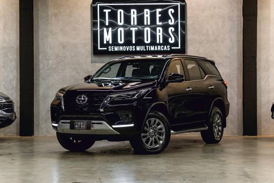 TOYOTA HILUX SW4 2.8 D-4D TURBO DIESEL SRX 7L 4X4 AUTOMÁTICO